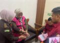 Tersangka usai diborgol dan mengenakan rompi tahanan di ruang Kasi Pidsus Kejari Kendari