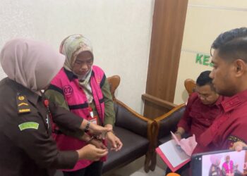 Tersangka usai diborgol dan mengenakan rompi tahanan di ruang Kasi Pidsus Kejari Kendari