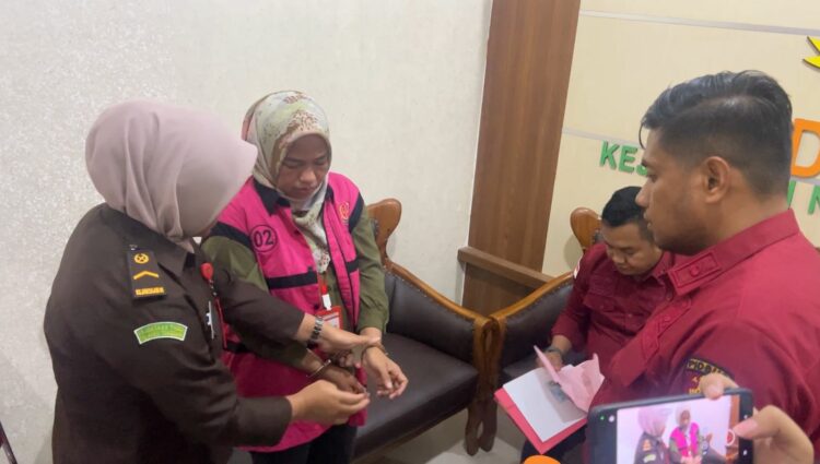 Tersangka usai diborgol dan mengenakan rompi tahanan di ruang Kasi Pidsus Kejari Kendari