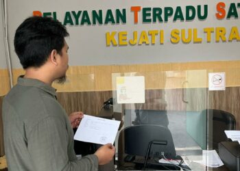 Direktur AMIN Sultra, Andriansyah Husen melaporkan PT TAS di Kejati Sultra
