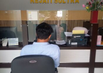 Ketua AKAR Sultra, Eko saat resmi melaporkan Perusda Kolaka di Kejati Sultra