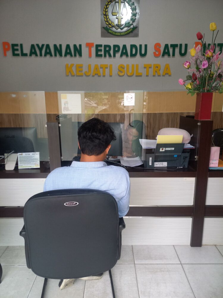 Ketua AKAR Sultra, Eko saat resmi melaporkan Perusda Kolaka di Kejati Sultra