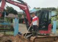 Pengerukan drainase atau saluran air menggunakan alat berat di Kecamatan Kadia yang dipantau langsung oleh Camat Kadia