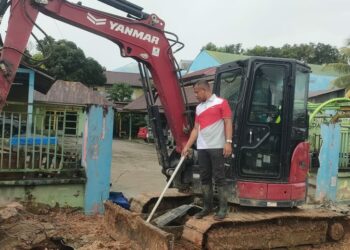 Pengerukan drainase atau saluran air menggunakan alat berat di Kecamatan Kadia yang dipantau langsung oleh Camat Kadia