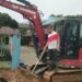 Pengerukan drainase atau saluran air menggunakan alat berat di Kecamatan Kadia yang dipantau langsung oleh Camat Kadia