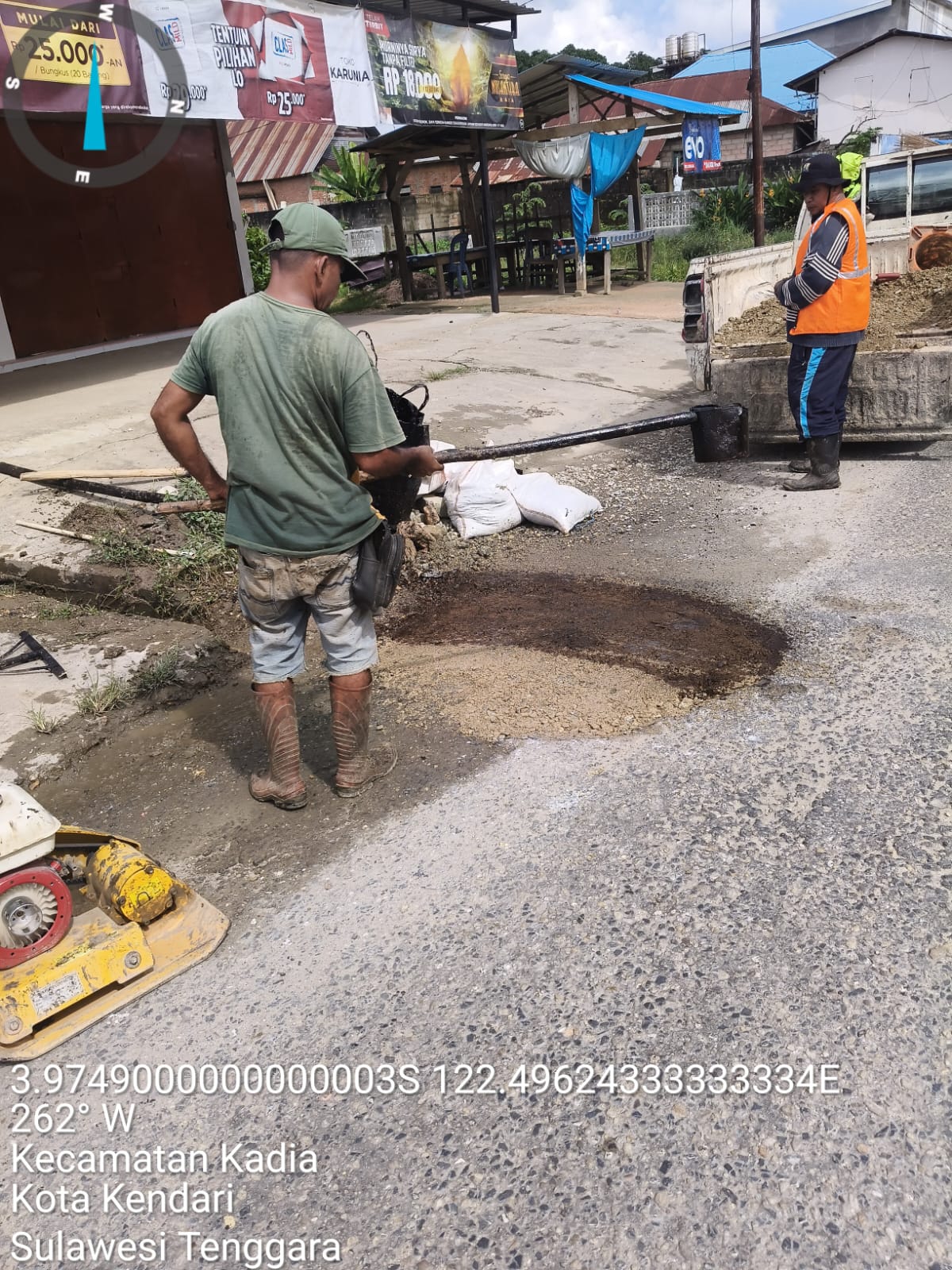 PU Kendari Bersihkan Tumpukan Tanah Serta Tambal Jalan Berlubang, Untuk Keindahan Kota 14 PU Kendari Bersihkan Tumpukan Tanah Serta Tambal Jalan Berlubang, Untuk Keindahan Kota