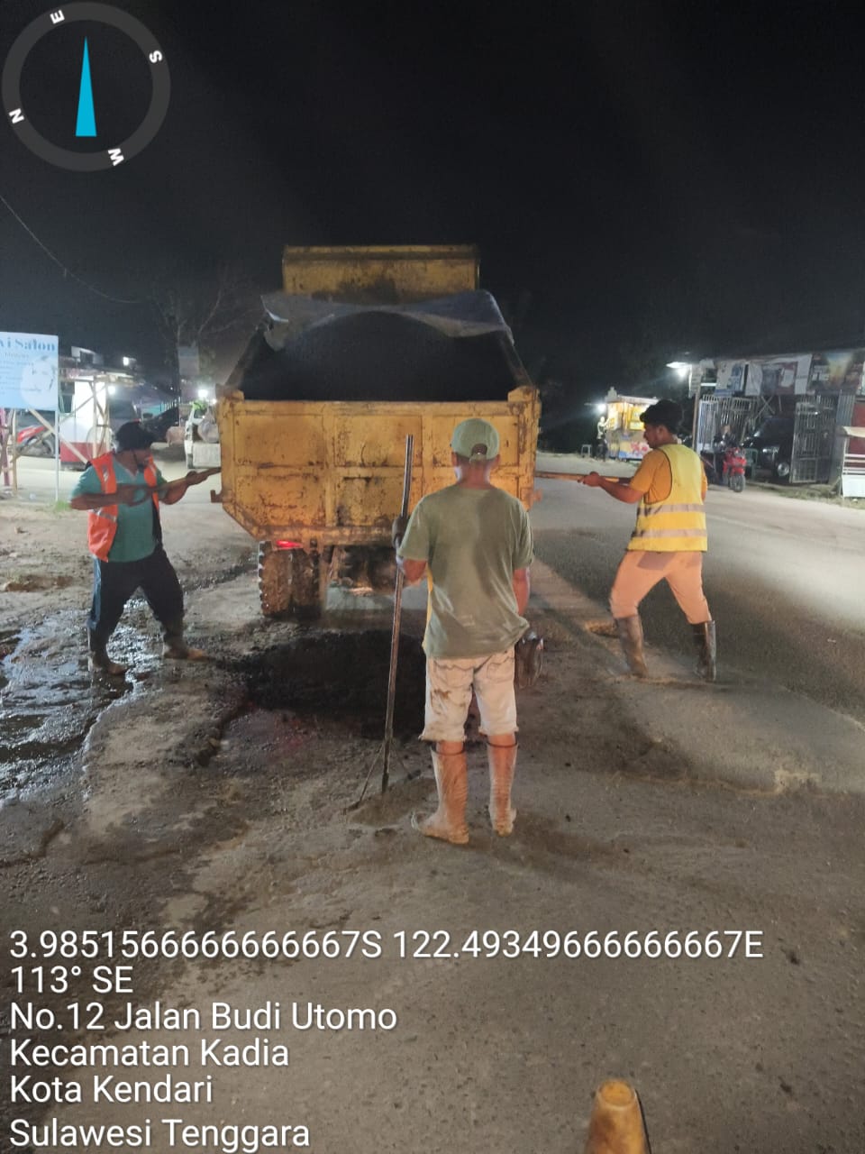 PU Kendari Bersihkan Tumpukan Tanah Serta Tambal Jalan Berlubang, Untuk Keindahan Kota 13 PU Kendari Bersihkan Tumpukan Tanah Serta Tambal Jalan Berlubang, Untuk Keindahan Kota