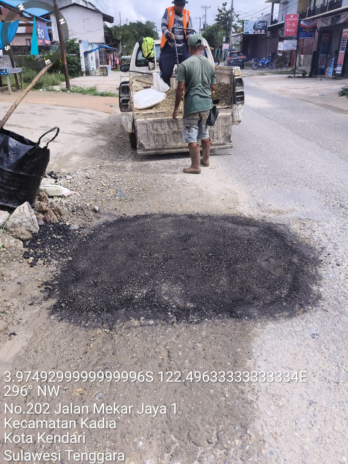 PU Kendari Bersihkan Tumpukan Tanah Serta Tambal Jalan Berlubang, Untuk Keindahan Kota 12 PU Kendari Bersihkan Tumpukan Tanah Serta Tambal Jalan Berlubang, Untuk Keindahan Kota