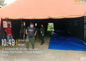Pemkot Kendari bangun tenda pengungsian di lokasi banjir Kali Wanggu
