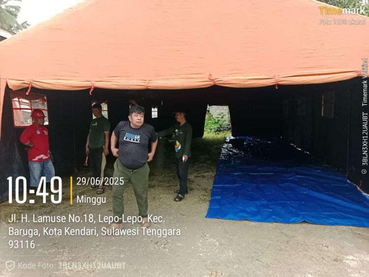 Pemkot Kendari bangun tenda pengungsian di lokasi banjir Kali Wanggu