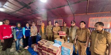 ASN Pemkot Kendari kompak beri bantuan buat warga yang terdampak banjir di Sungai Kali Wanggu
