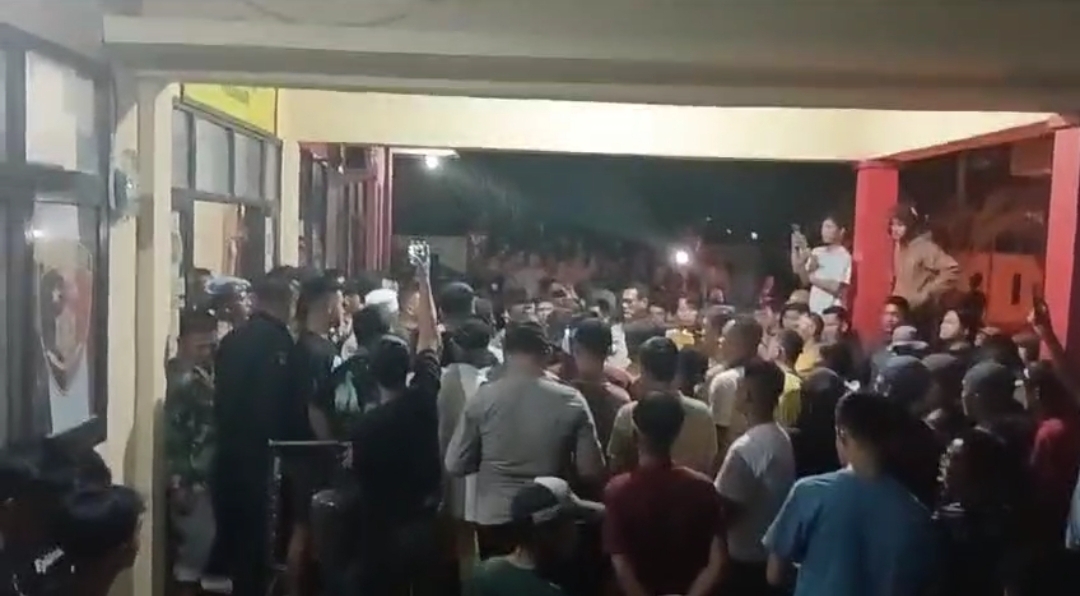 Ratusan Masyarakat Datangi Polsek Angata, Minta 3 Karyawan PT MS Pelaku Pembacokan Ditangkap 12 Ratusan Masyarakat Datangi Polsek Angata, Minta 3 Karyawan PT MS Pelaku Pembacokan Ditangkap