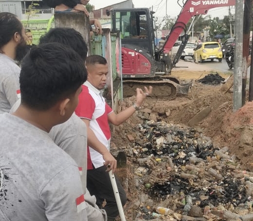 Camat Kadia Bangun Drainase dan Duiker di 6 Kelurahan Untuk Penanganan Banjir 12 Camat Kadia Bangun Drainase dan Duiker di 6 Kelurahan Untuk Penanganan Banjir