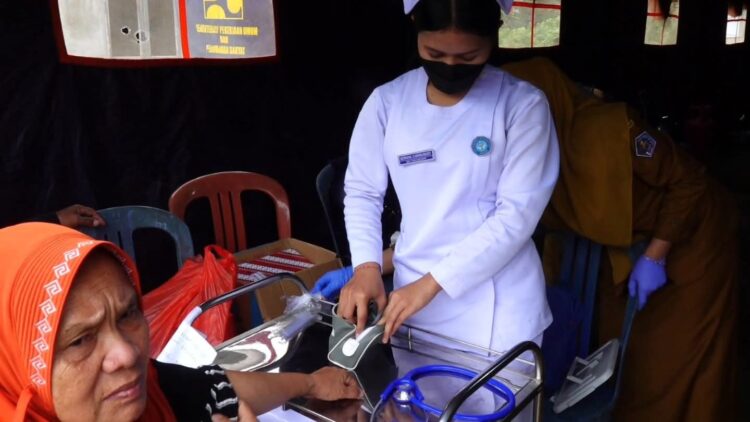 Dinkes Kendari menurunkan tim medis di posko pengungsian banjir Kali Wanggu