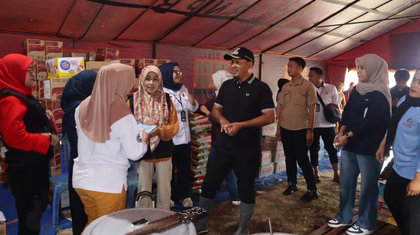 Wali Kota Kendari Beserta Jajaran, Hadir Ringankan Beban Korban Banjir Wanggu