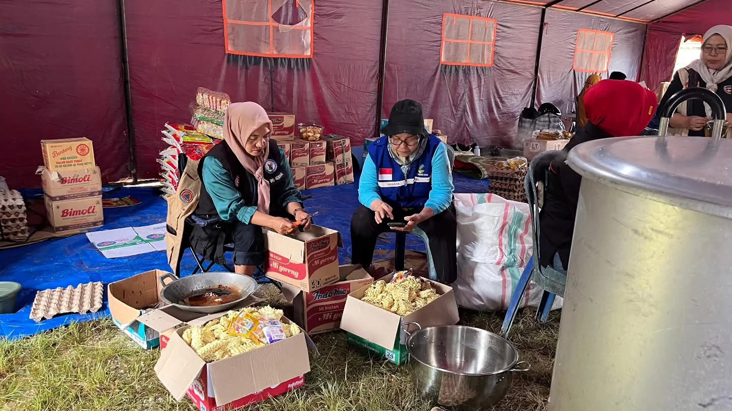 Wali Kota Kendari Beserta Jajaran, Hadir Ringankan Beban Korban Banjir Wanggu
