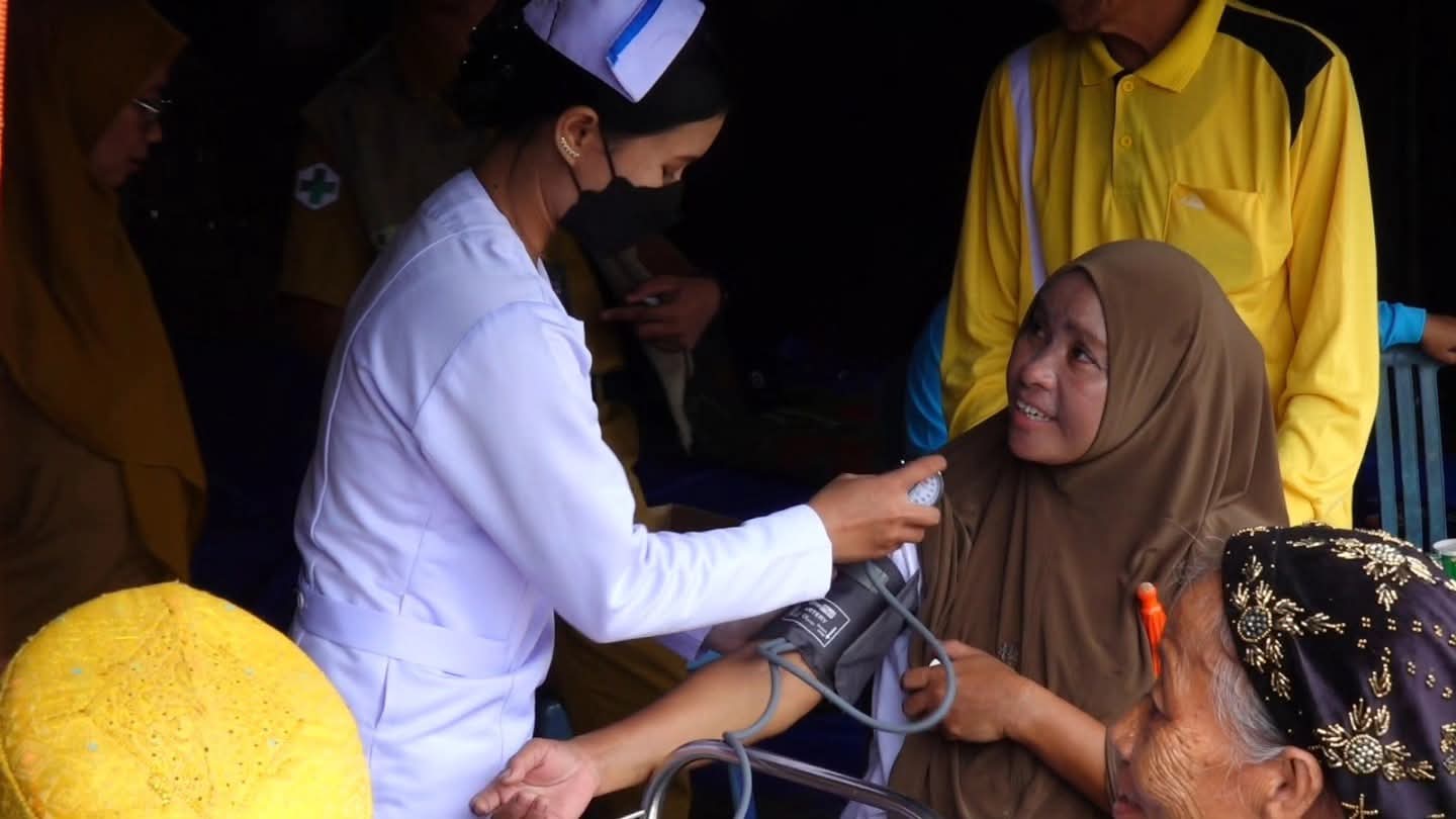 Wali Kota Kendari Beserta Jajaran, Hadir Ringankan Beban Korban Banjir Wanggu