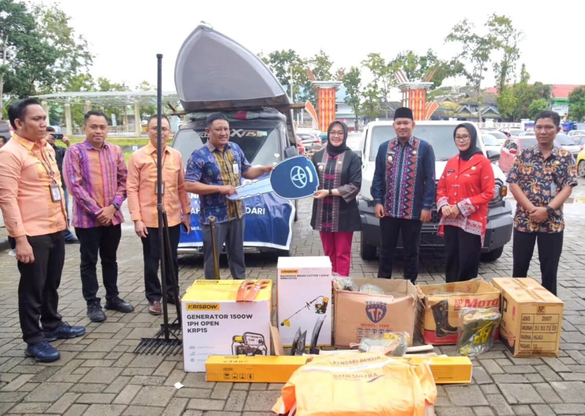 Bank Sultra menyerahkan CSR alat kebersihan kepada Pemkot Kendari