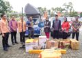 Bank Sultra menyerahkan CSR alat kebersihan kepada Pemkot Kendari