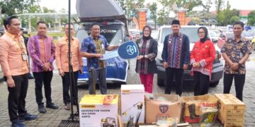 Bank Sultra menyerahkan CSR alat kebersihan kepada Pemkot Kendari