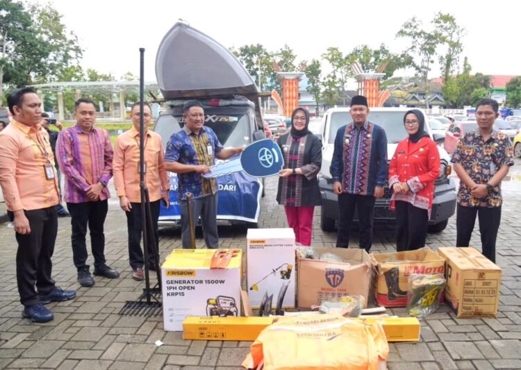 Bank Sultra menyerahkan CSR alat kebersihan kepada Pemkot Kendari