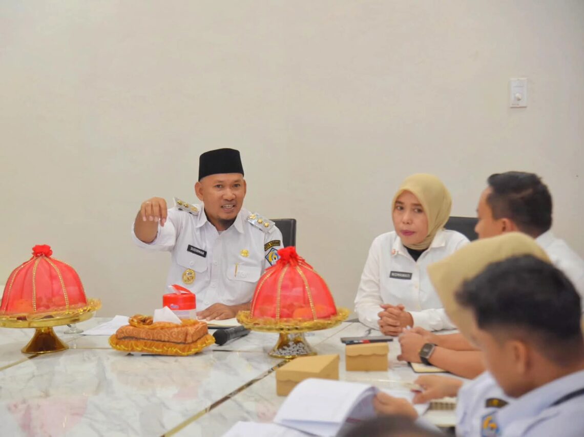 Wakil Wali Kota Kendari, Sudirman memimpin rapat