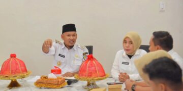 Wakil Wali Kota Kendari, Sudirman memimpin rapat