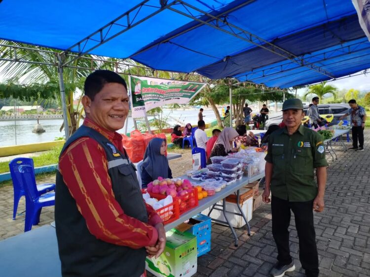Dinas Ketahanan Pangan memantau jalannya Pasar Murah di wilayah pesisir tepatnya di Kelurahan Talia, Kendari