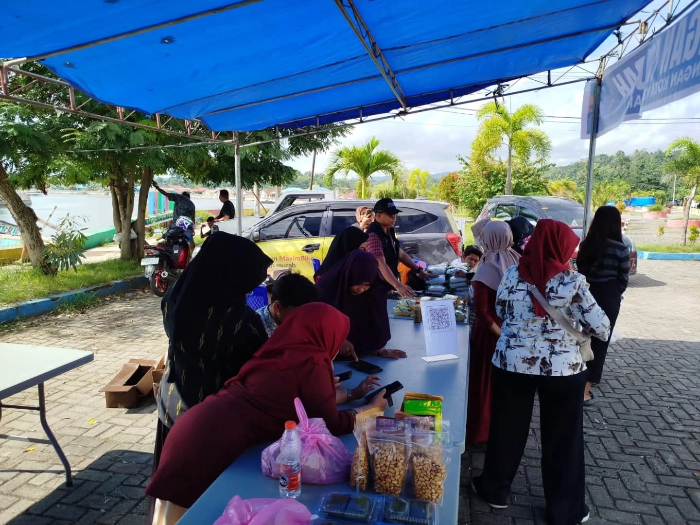 Pasar Murah Disketapang Kendari, Jangkau Masyarakat Pesisir di Kelurahan Talia 12 Pasar Murah Disketapang Kendari, Jangkau Masyarakat Pesisir di Kelurahan Talia