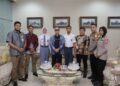 Gubernur Sultra, Mayjen TNI (Purn) Andi Sumangerukka secara resmi melepas dua pelajar utusan Sultra