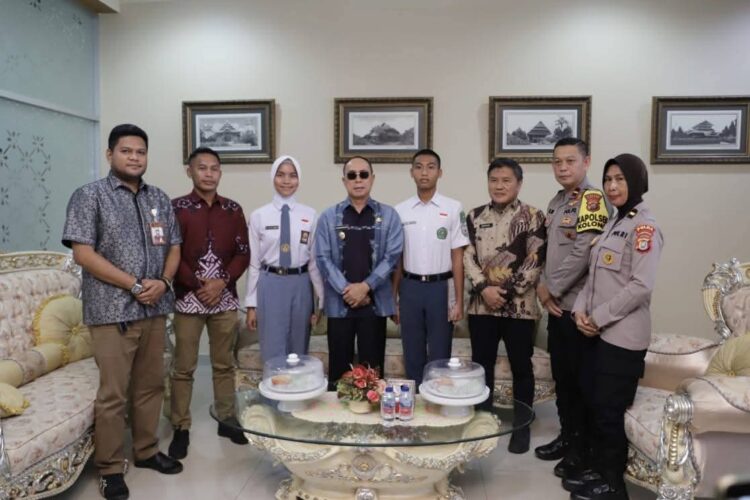 Gubernur Sultra, Mayjen TNI (Purn) Andi Sumangerukka secara resmi melepas dua pelajar utusan Sultra