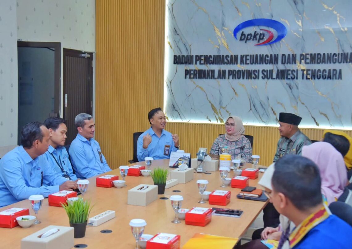 Wali Kota dan Wakil Wali Kota Kendari disambut langsung oleh Kepala Perwakilan BPKP Provinsi Sultra, Harry Bowo beserta jajaran