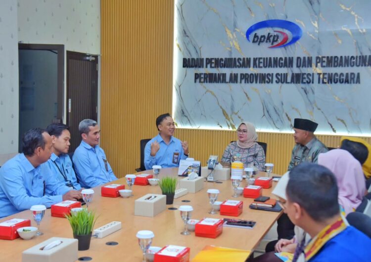 Wali Kota dan Wakil Wali Kota Kendari disambut langsung oleh Kepala Perwakilan BPKP Provinsi Sultra, Harry Bowo beserta jajaran