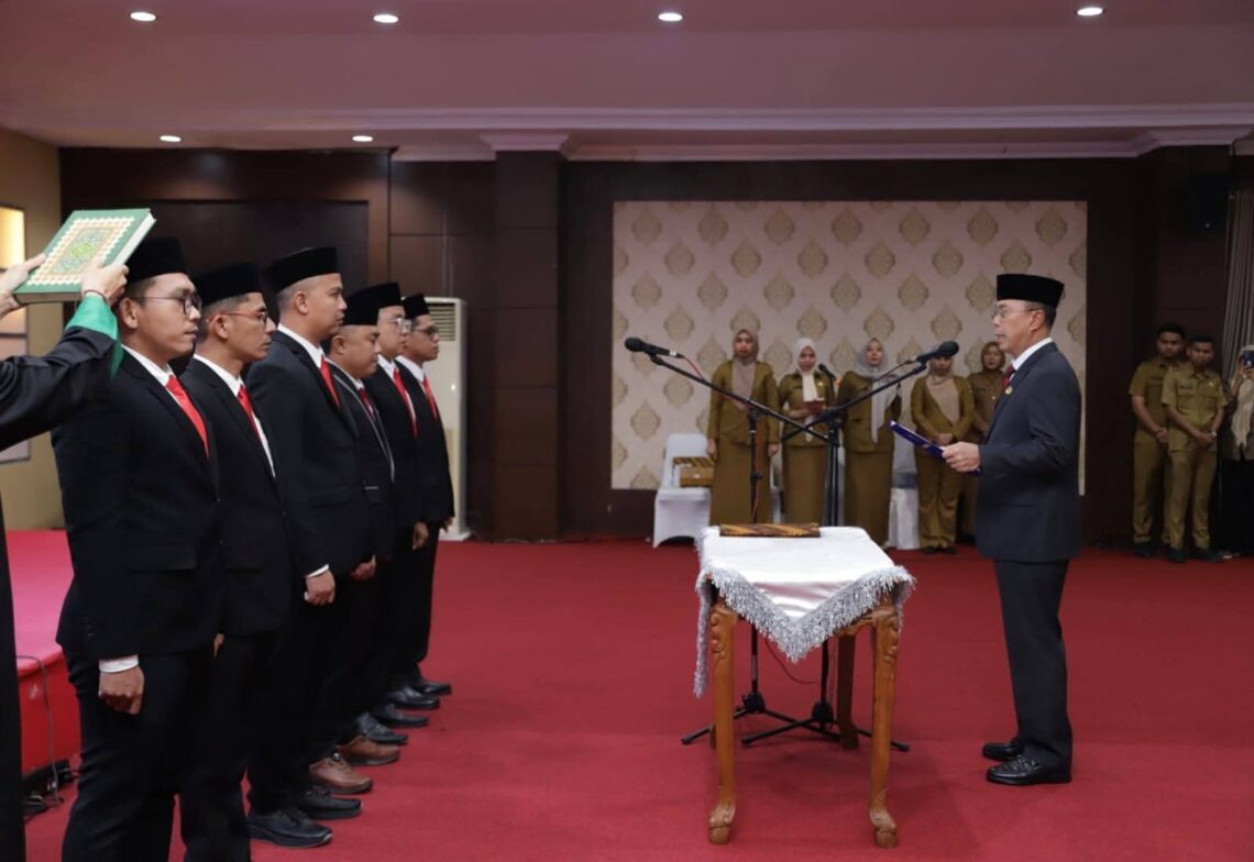 Gubernur Sultra, Mayjen TNI (Purn) Andi Sumangerukka saat melantik Direksi Dewan Pengawas PERUMDA Utama Sultra