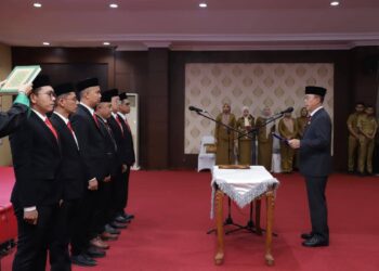 Gubernur Sultra, Mayjen TNI (Purn) Andi Sumangerukka saat melantik Direksi Dewan Pengawas PERUMDA Utama Sultra