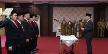 Gubernur Sultra, Mayjen TNI (Purn) Andi Sumangerukka saat melantik Direksi Dewan Pengawas PERUMDA Utama Sultra