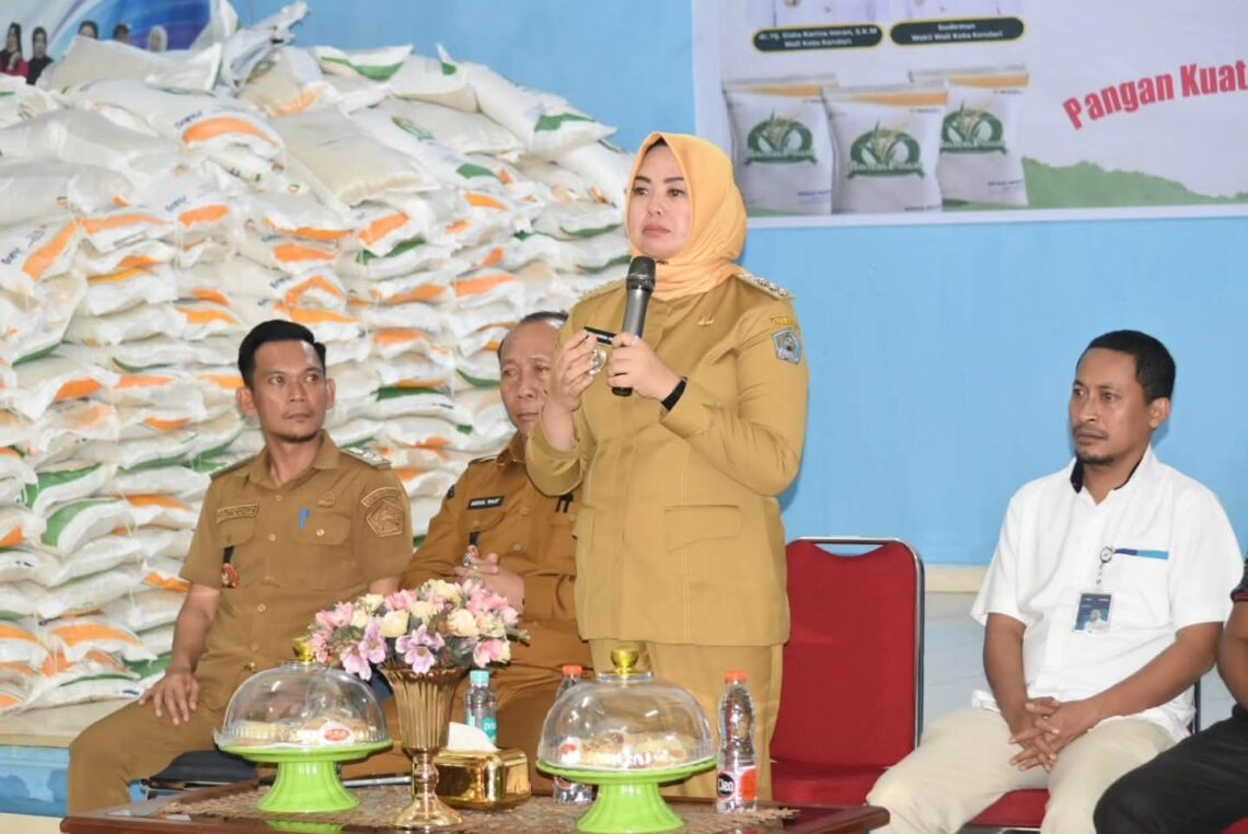 Wali Kota Kendari, Siska Karina Imran saat meluncurkan bantuan pangan CBP