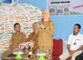 Wali Kota Kendari, Siska Karina Imran saat meluncurkan bantuan pangan CBP