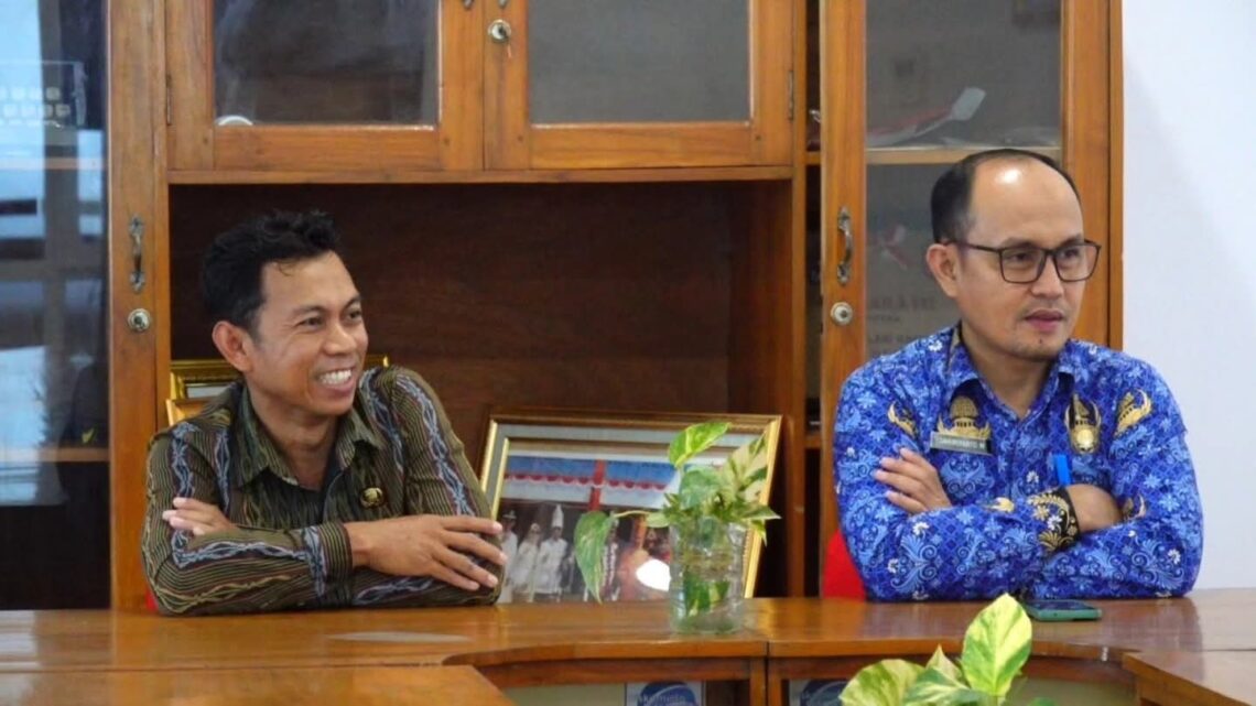 Kadis Kominfo Kendari, Sahuriyanto saat menerima Diskominfo Kolaka