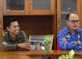 Kadis Kominfo Kendari, Sahuriyanto saat menerima Diskominfo Kolaka