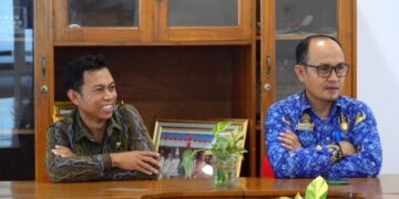Kadis Kominfo Kendari, Sahuriyanto saat menerima Diskominfo Kolaka