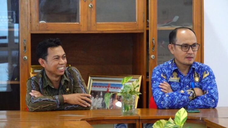 Kadis Kominfo Kendari, Sahuriyanto saat menerima Diskominfo Kolaka