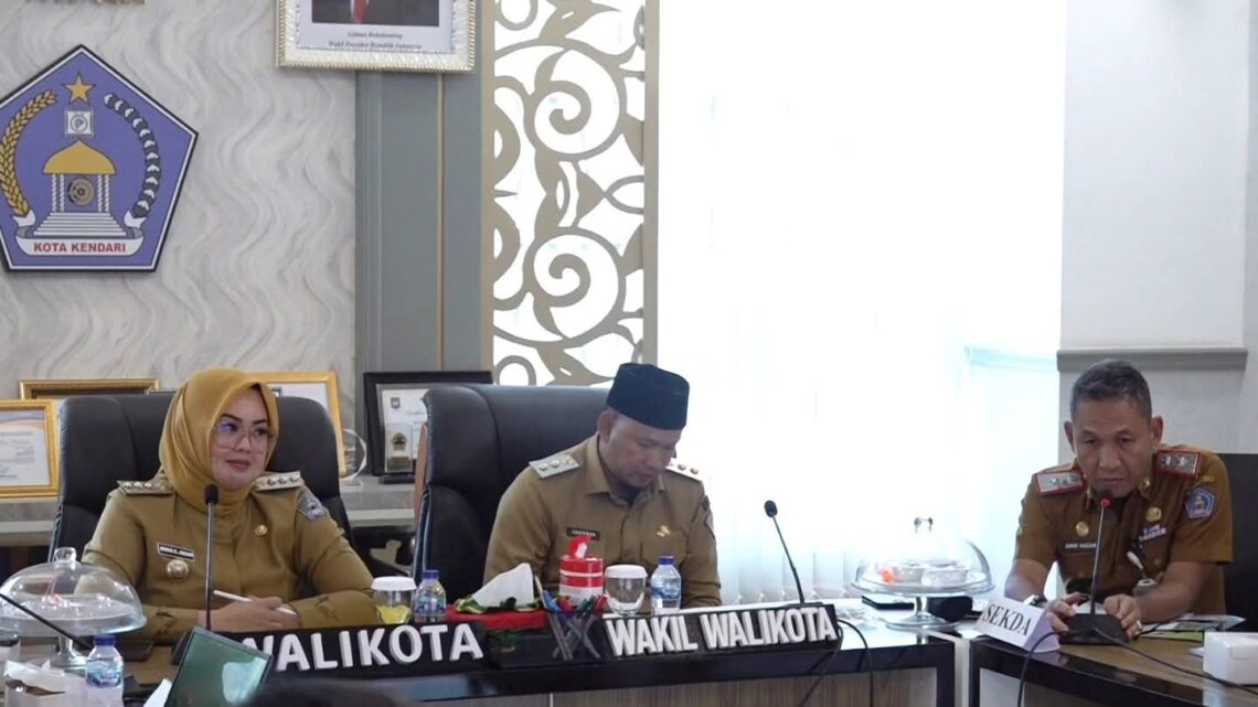 Wali Kota Kendari, Siska Karina Imran memimpin rapat evaluasi