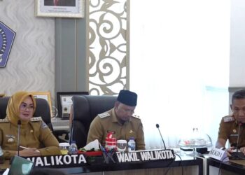 Wali Kota Kendari, Siska Karina Imran memimpin rapat evaluasi