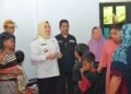 Wali Kota Kendari, Siska Karina Imran mengunjungi langsung warga korban banjir