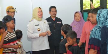 Wali Kota Kendari, Siska Karina Imran mengunjungi langsung warga korban banjir