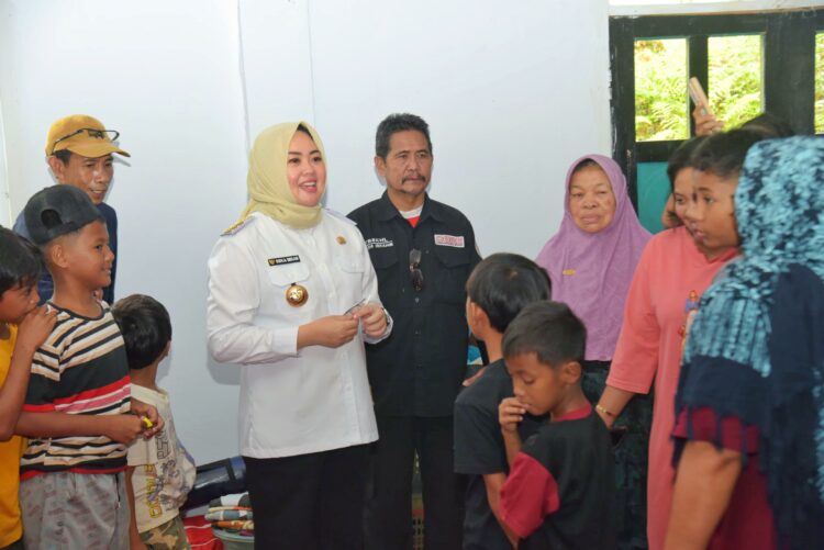 Wali Kota Kendari, Siska Karina Imran mengunjungi langsung warga korban banjir