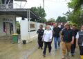 Wali Kota Kendari, Siska Karina Imran saat meninjau langsung kondisi warga terdampak banjir Kali Wanggu