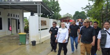 Wali Kota Kendari, Siska Karina Imran saat meninjau langsung kondisi warga terdampak banjir Kali Wanggu