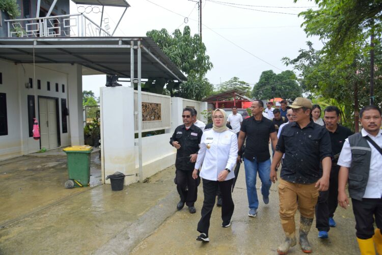 Wali Kota Kendari, Siska Karina Imran saat meninjau langsung kondisi warga terdampak banjir Kali Wanggu